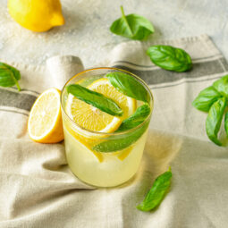 Domáca citrusová limonáda s bazalkou