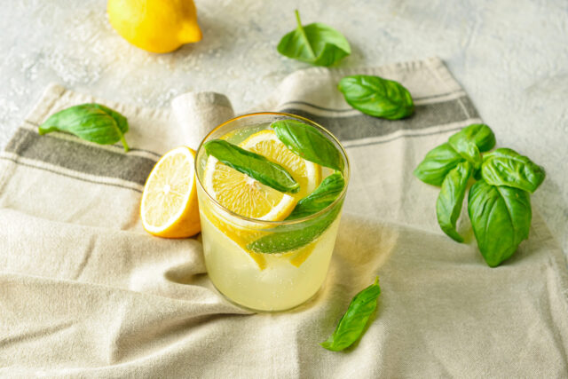 Domáca citrusová limonáda s bazalkou