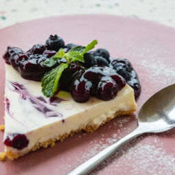 Ovocný cheesecake na tanieri