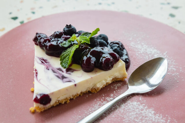 Ovocný cheesecake na tanieri