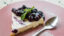 Ovocný cheesecake na tanieri