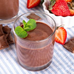 Krémové smoothie s čokoládou a jahodami