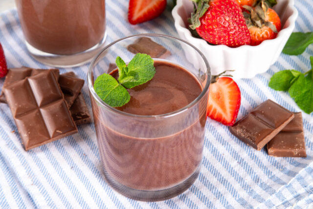 Krémové smoothie s čokoládou a jahodami