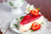 Letná torta bez rúry: Jemný krupicovo-pudingový dezert s jahodami