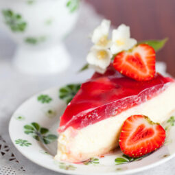 Letná torta bez rúry: Jemný krupicovo-pudingový dezert s jahodami