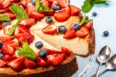 Bazový cheesecake s mascarpone: jemný dezert, ktorý vonia letom
