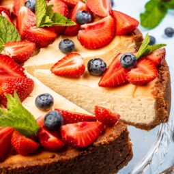 Bazový cheesecake s mascarpone: jemný dezert, ktorý vonia letom