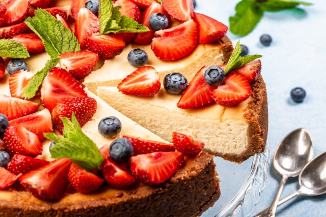 Bazový cheesecake s mascarpone: jemný dezert, ktorý vonia letom