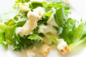 Caesar dresing: Domáci recept, ktorý využijete nielen do obľúbeného šalátu