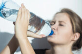 Ako sa počas horúcich dní správne hydratovať? Ľadová voda nemusí byť tým najlepším riešením