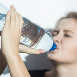 Ako sa počas horúcich dní správne hydratovať? Ľadová voda nemusí byť tým najlepším riešením
