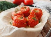 Zapekané paradajky plnené mozzarellou a bazalkou