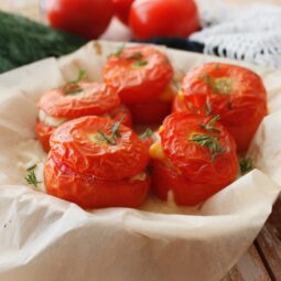 Zapekané paradajky plnené mozzarellou a bazalkou