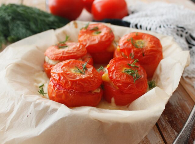 Zapekané paradajky plnené mozzarellou a bazalkou