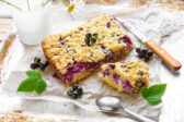 Hrnčekový koláč s marhuľami a ríbezľami: Jednoduchý recept s chrumkavou posýpkou