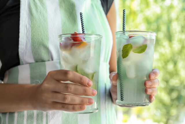 Osviežujúca cuketová limonáda vás prekvapí svojou chuťou. Sladké a citrusové tóny vytvárajú ideálny letný nápoj