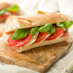 Bageta Caprese z rúry: jednoduchý recept na rýchle jedlo aj pohostenie