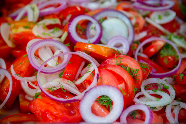 Osviežujúci paradajkový šalát s cibuľou: Jednoduchý recept našich starých mám, ktorý nikdy nesklame
