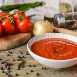 Domáce sugo na pizzu: Jednoduchá paradajková omáčka, ktorá zlepší chuť každého kúsku