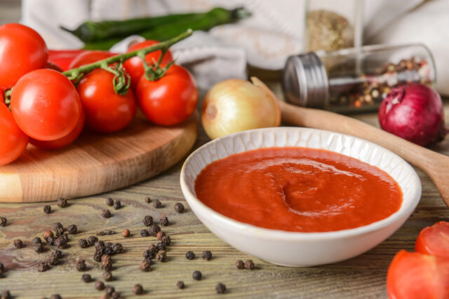 Domáce sugo na pizzu: Jednoduchá paradajková omáčka, ktorá zlepší chuť každého kúsku