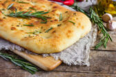 Domáca focaccia: Nadýchané talianske pečivo, ktoré si pripravíte aj vo vlastnej kuchyni