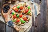 Cottage pizza bez kysnutia: jednoduchý recept z celozrnnej múky, ktorý pripravíte za chvíľu