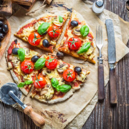 Cottage pizza bez kysnutia: jednoduchý recept z celozrnnej múky, ktorý pripravíte za chvíľu