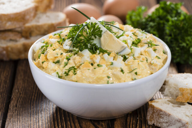 Vajíčkový šalát: osvedčený recept aj tipy, čím ho môžete obohatiť