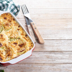 Zabudnite na klasické lasagne. S cuketou pripravíte ľahšiu letnú verziu plnú syrovej chuti