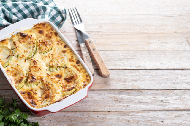 Zabudnite na klasické lasagne. S cuketou pripravíte ľahšiu letnú verziu plnú syrovej chuti