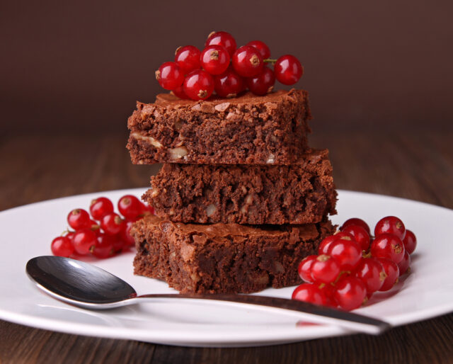 Čokoládové brownies s červenými ríbezľami: Jednoduchý letný dezert, ktorý si zamilujete