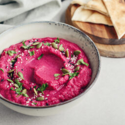 Domáci hummus nemusí byť vždy rovnaký. Okrem klasiky vyskúšajte aj farebné variácie
