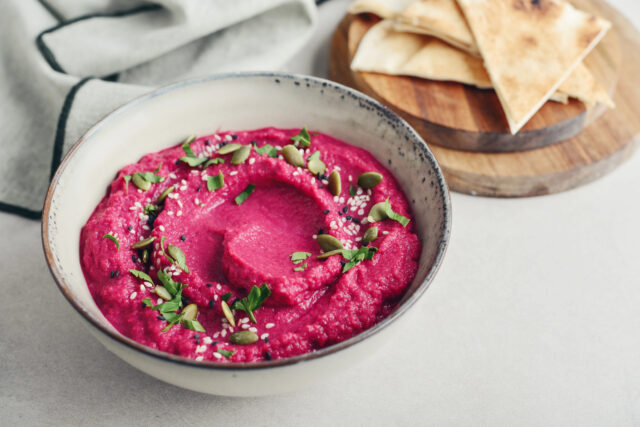 Domáci hummus nemusí byť vždy rovnaký. Okrem klasiky vyskúšajte aj farebné variácie