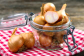 Ako zavariť cibuľu do sladkokyslého nálevu: Jednoduchý recept na chutnú domácu prílohu