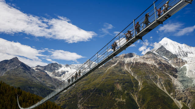 347903_aptopix_switzerland_bridge_58683 e6dde308290347b0aa821b746383fddc 640x420.jpg