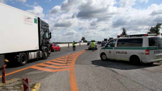 348067_dialnica policia 640x420.jpg