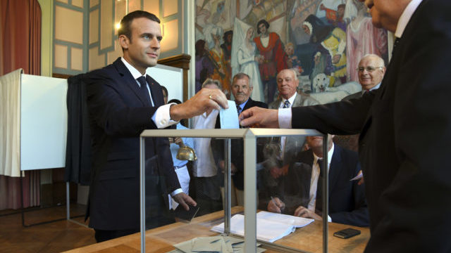 348256_macron 640x420.jpg