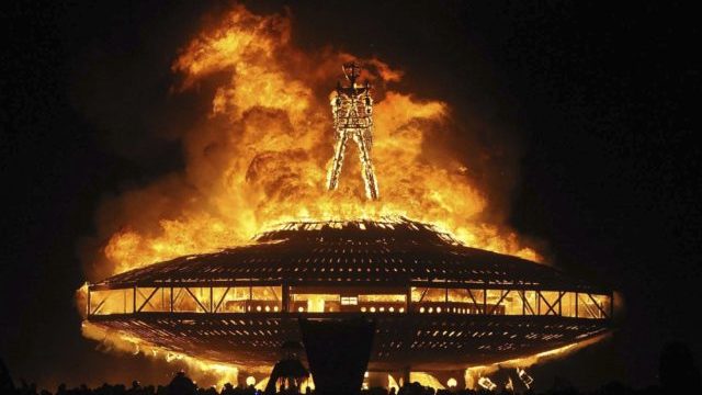 351210_podpaleny muz burning man 640x420.jpg