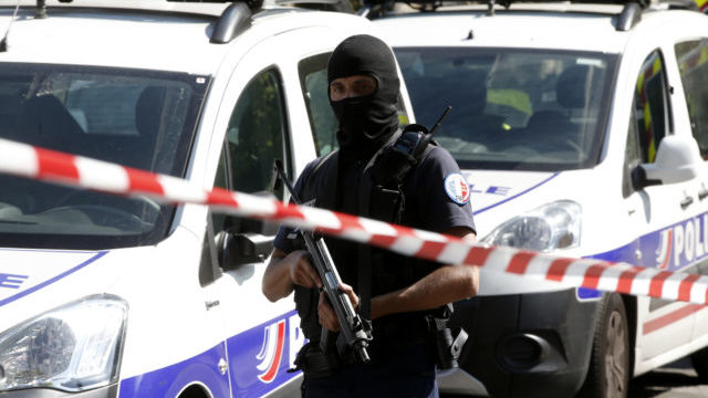351550_france_police_operation_06057 a6ed3fecbe534575b57d04d5c30b6656 640x420.jpg
