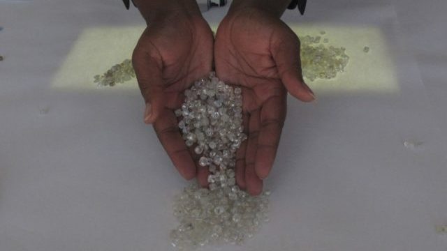 351737_namibia_sorting_diamonds_22554 ea1d860af4e0488fae87c21f9acd532a 1 640x420.jpg