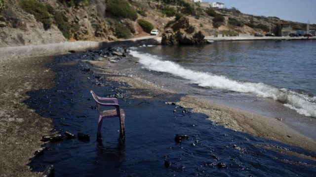 352576_greece_oil_spill_91338 be1df7f9704c4f298f5440069c75c790 640x420.jpg