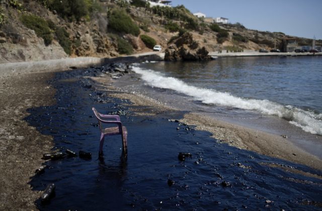 352576_greece_oil_spill_91338 be1df7f9704c4f298f5440069c75c790 640x420.jpg