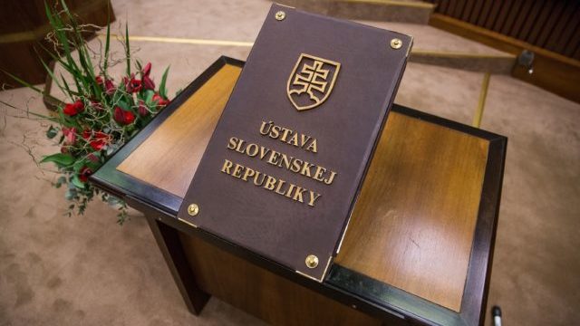 352612_ustava sr 640x420.jpg