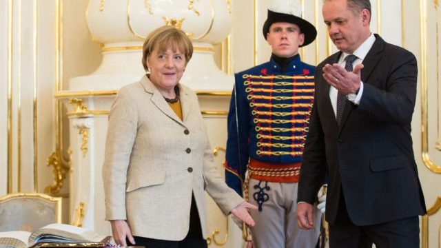 353304_andrej kiska angela merkelova 640x420.jpg