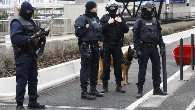 354134_france_airport_shooting_46673 4a5a9ba6c6f8420a8126b1f65c8493c6 640x420.jpg