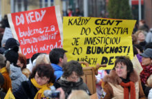 354249_ucitelia_protest 640x420.jpg