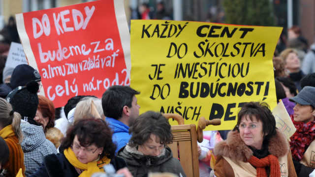 354249_ucitelia_protest 640x420.jpg