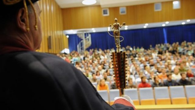 354359_studenti aula vysoka skola 640x420.jpg