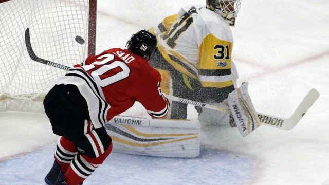 354498_brandon saad antti niemi 640x420.jpg