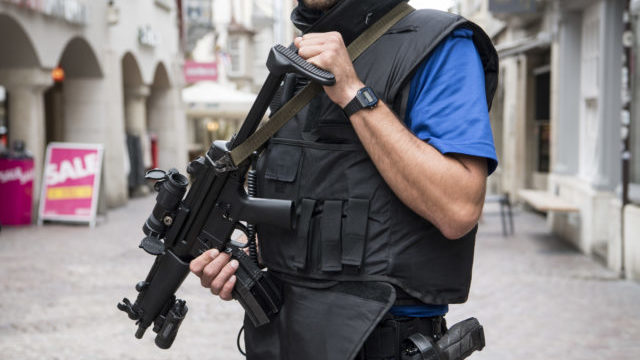 354937_svajciarsko policia 640x420.jpg